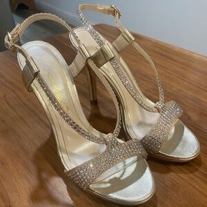 FINAL PRICE💚EUC Sparkly Gold Capparos Heels in size 5